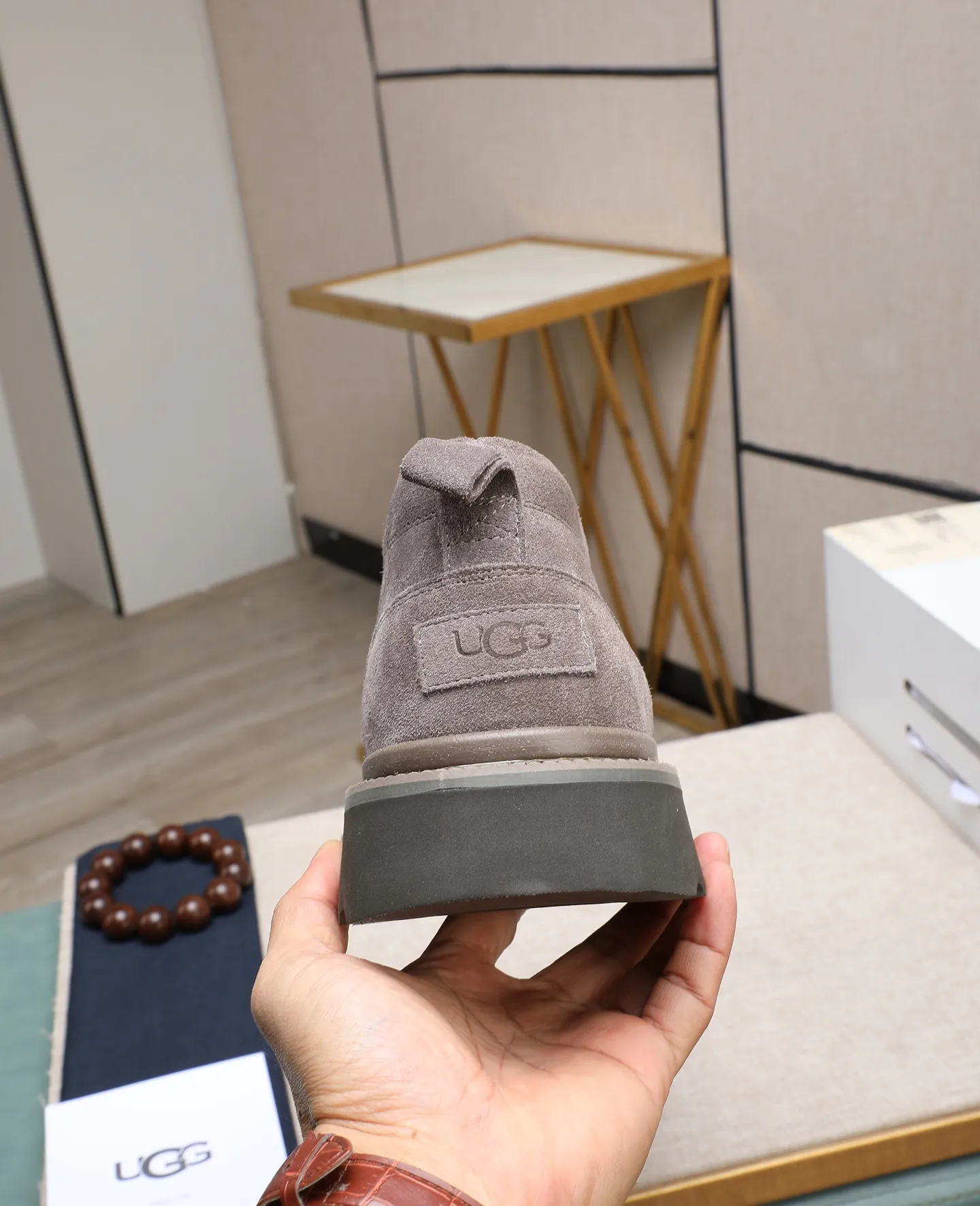 Men's shoes 💰640 (full genuine wool lining, 10% off for fake ones) Please pay attention to the quality of the original item and compare the thickness of the wool 🏮🏮 Popular UGG men's shoes from Australia's warm luxury brand, the official website is synchronized, Beckham men's style..., made of imported first-layer waxed cowhide, waxed toe cap, Australian real wool velvet lining Carefully sewn...Imported rubber Martin boots outsole (comfortable, soft, wear-resistant) The quality is really great...Exquisite workmanship, you won't be able to put it down at first sight, size 39-44 (customized in 45)